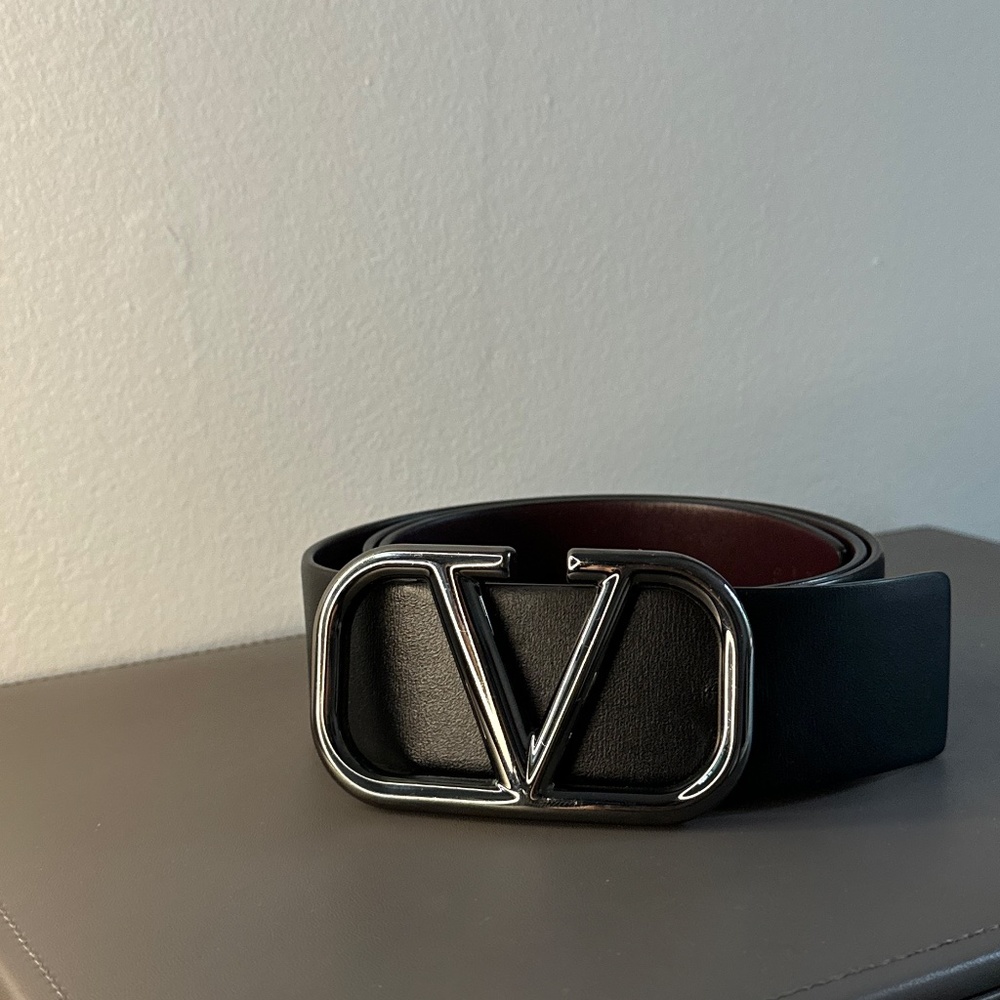 Valentino Garavani, Reversible V - logo belt
